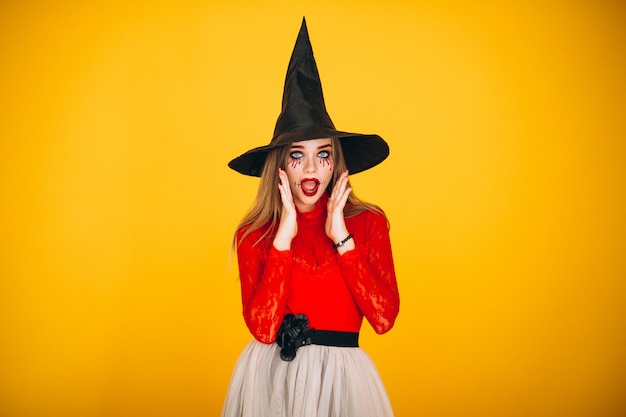 Mulher em uma fantasia de halloween