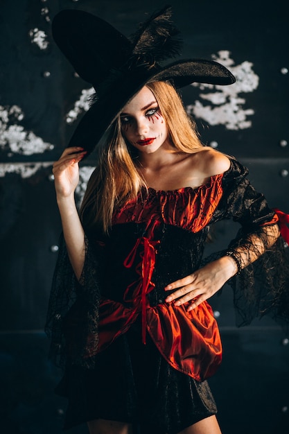 Mulher em uma fantasia de halloween