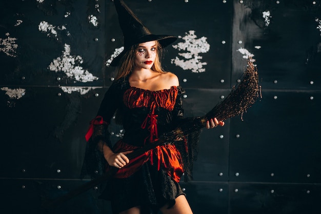 Mulher em uma fantasia de halloween