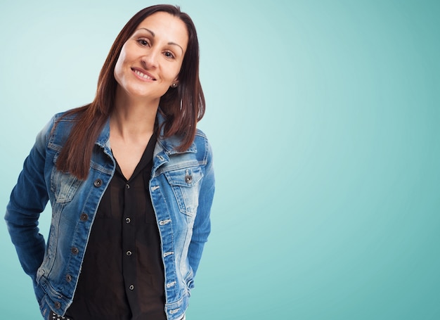 Mulher em uma jaqueta jeans sorrindo