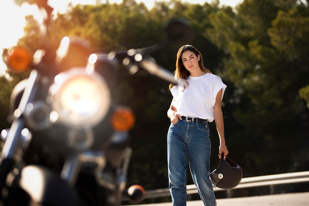 Mulher em uma viagem com uma motocicleta