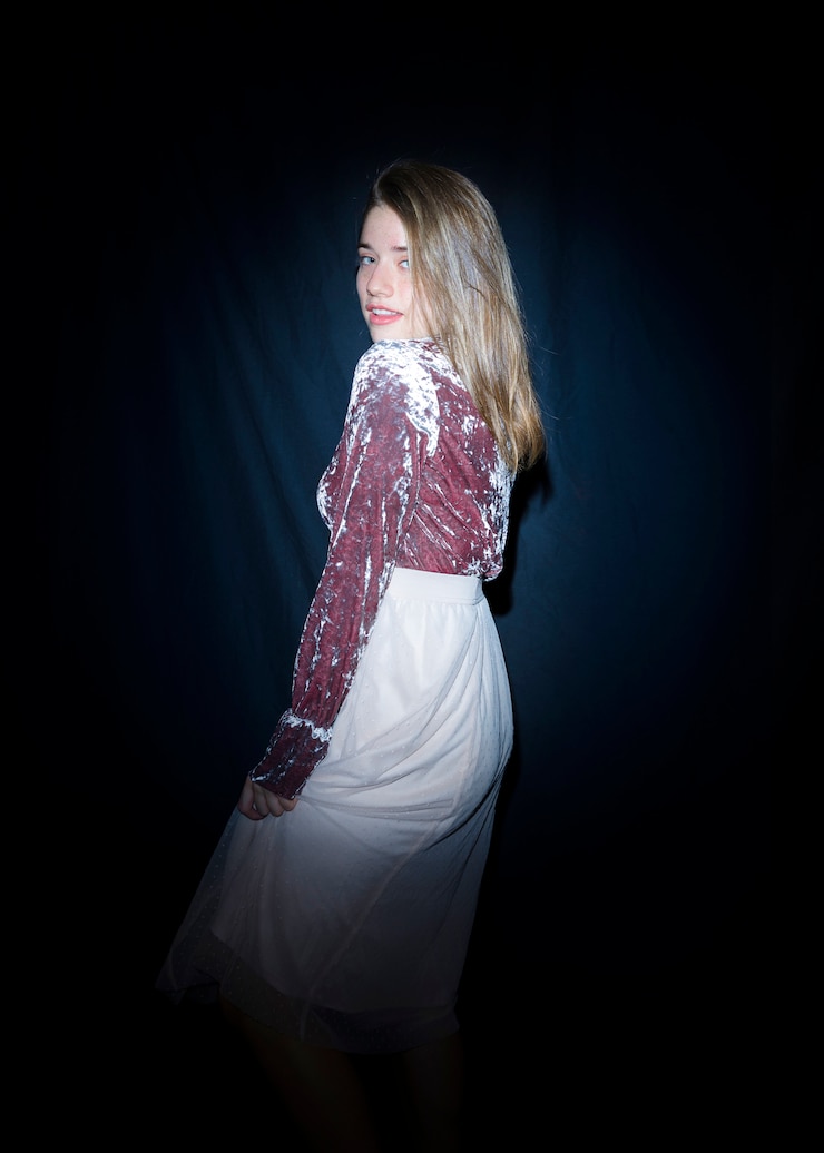 Foto grátis mulher, em, vestido, olhar ombro