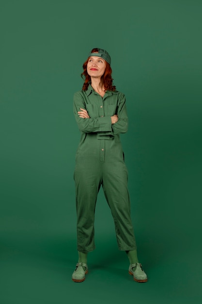 Foto grátis mulher em visão frontal posando com roupa verde