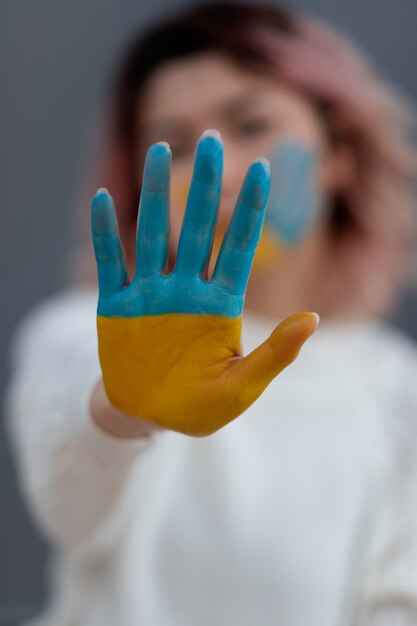 Mulher embaçada com mão pintada