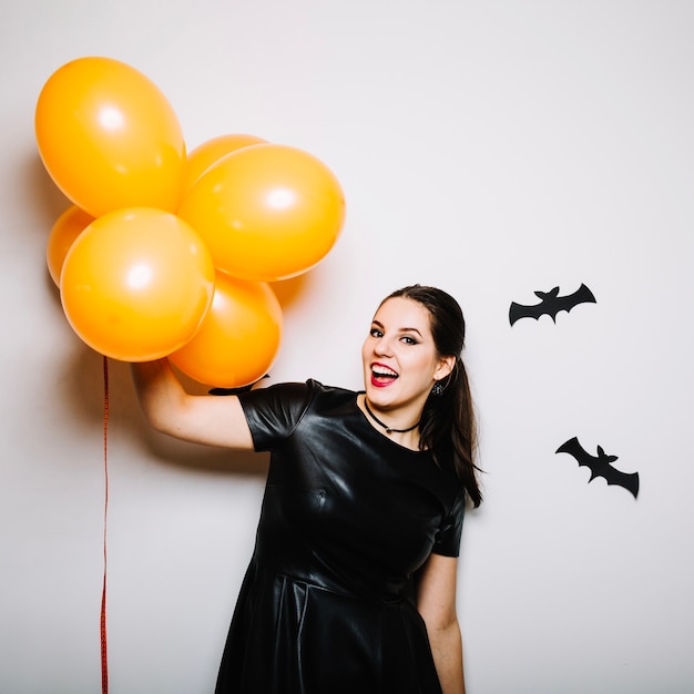 Foto grátis mulher emocional com balões para halloween