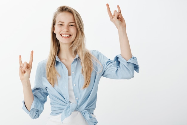 Mulher empreendedora de sucesso em camisa de colarinho azul