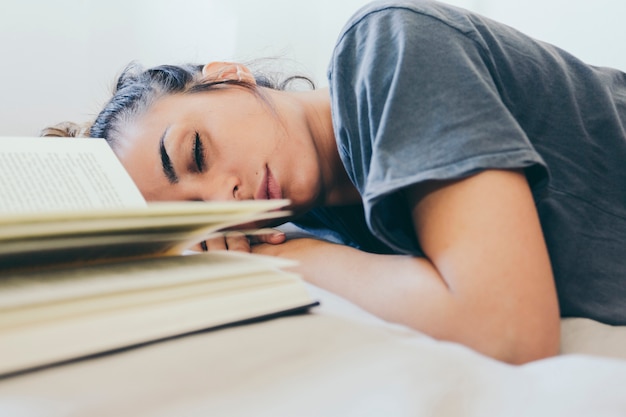 Foto grátis mulher encantadora dormindo perto do livro