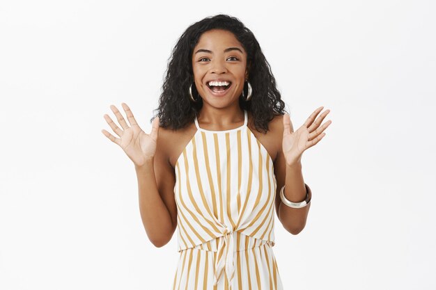 Mulher encantadora e feliz explicando coisas incríveis