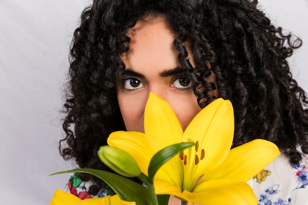 Foto grátis mulher encantadora étnica atraente com flor tropical