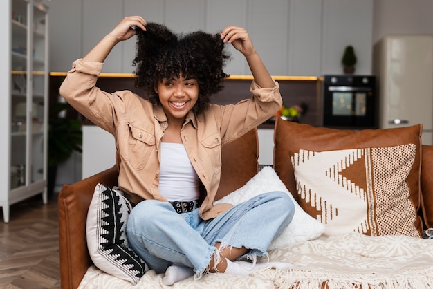 Foto grátis mulher encaracolada, arrumando o cabelo