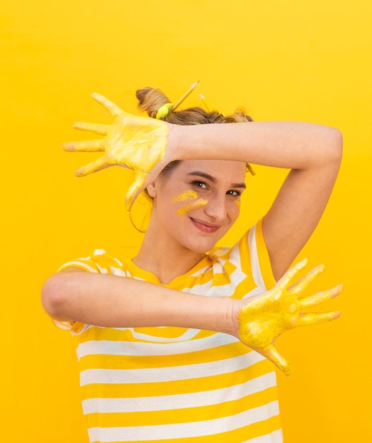 Mulher engraçada com as mãos pintadas