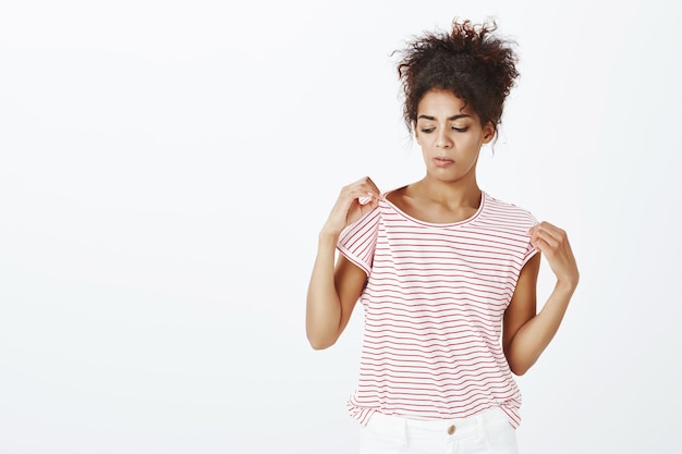 mulher engraçada com penteado afro posando no estúdio