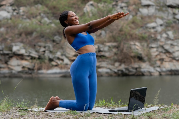 Mulher ensinando ioga para pessoas online