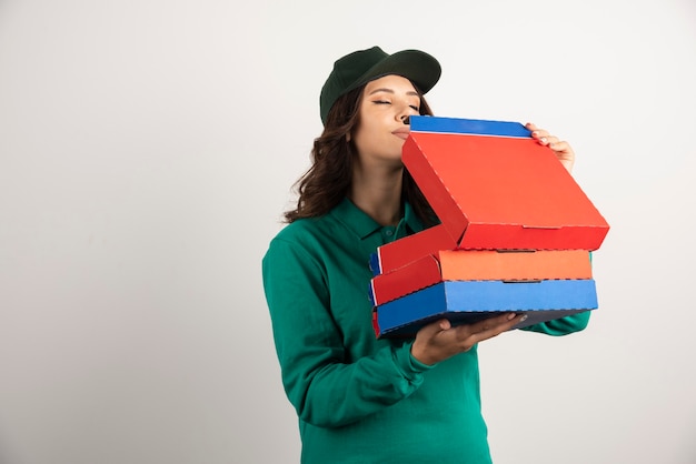 Mulher entregando pizza com fome.