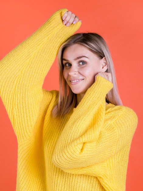 Foto grátis mulher entusiasta que levanta o tiro médio