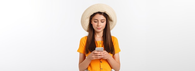 Mulher enviando um sms no celular isolado no fundo branco