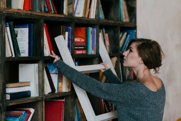 Mulher, escolher, livro, de, prateleira