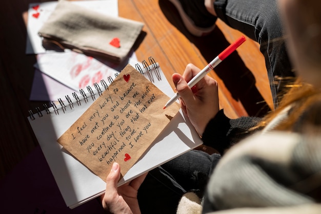 Foto grátis mulher escrevendo uma carta de amor romântica para alguém