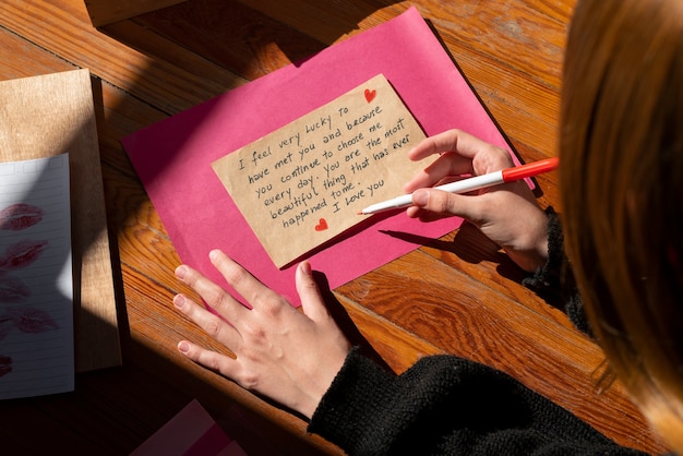 Mulher escrevendo uma carta de amor romântica para alguém
