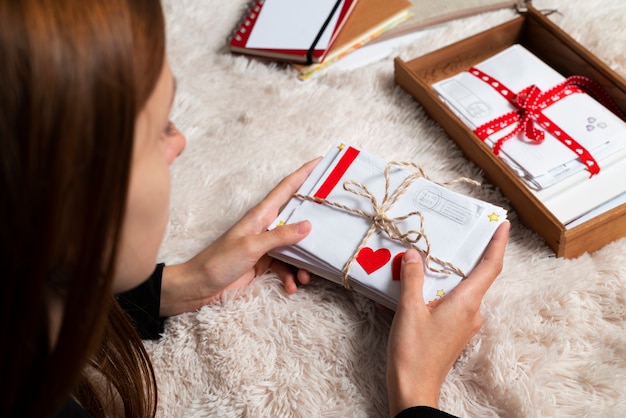 Mulher escrevendo uma carta de amor romântica para alguém