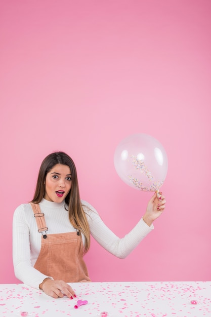 Foto grátis mulher espantada em pé com balão de ar