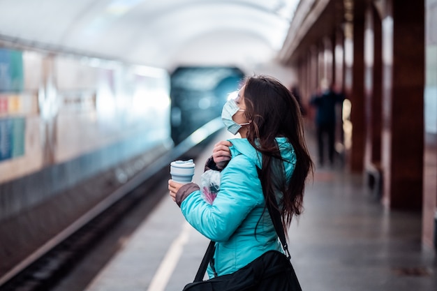 Mulher espera em uma estação de metrô em Kiev.