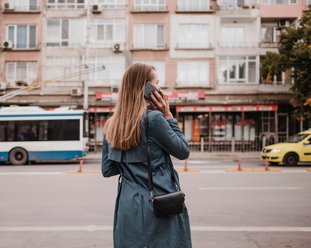 Mulher esperando o ônibus na foto de trás