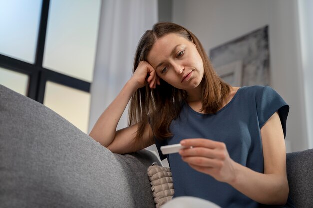 Mulher esperando por um resultado de teste cobiçoso