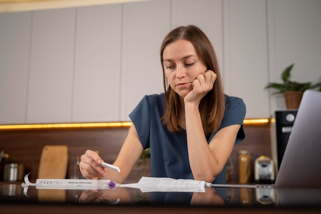 Mulher esperando por um resultado de teste cobiçoso