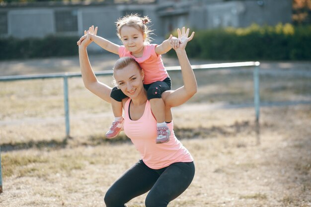 mulher esporte ao ar livre blonde desportivo