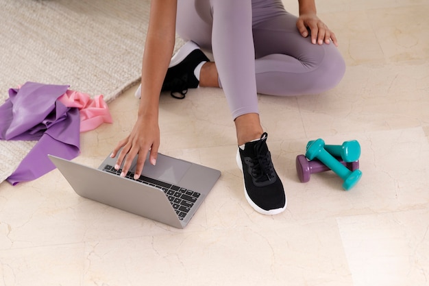 Foto grátis mulher esportiva com laptop