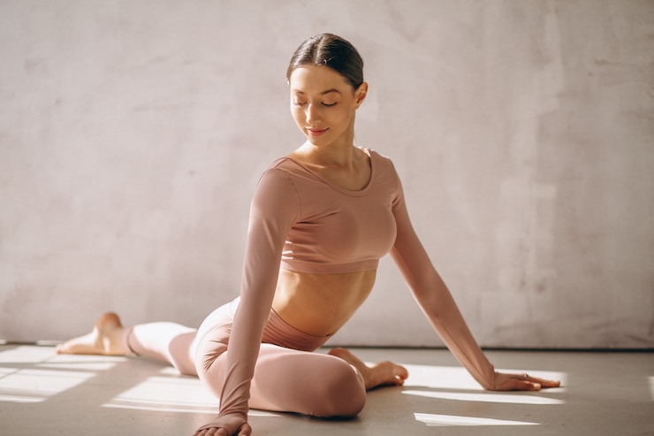 Foto grátis mulher estirando-se isolada