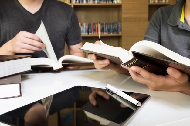 Mulher estuda pesquisa universitária literatura jovem