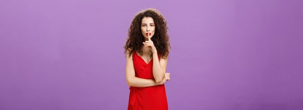Foto grátis mulher europeia sensual e sedutora elegante com penteado encaracolado e batom em vestido de noite vermelho smi