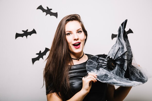 Foto grátis mulher excitada com chapéu de halloween