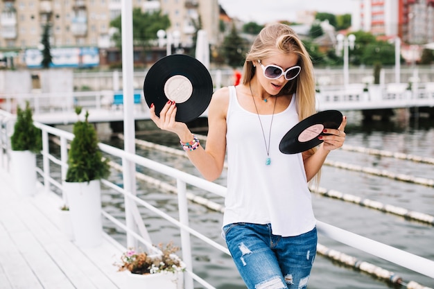 Foto grátis mulher excitada que explora o vinil à beira-mar