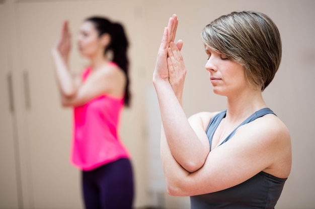 Mulher exercício mão desempenho