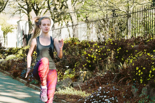 Mulher exercitando no parque