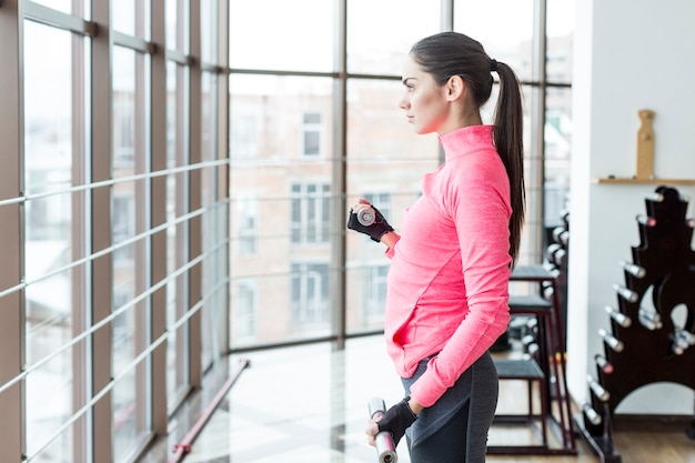 Foto grátis mulher, exercitar, com, dumbbells