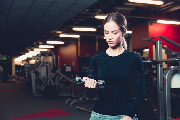 Mulher, exercitar, com, dumbbells