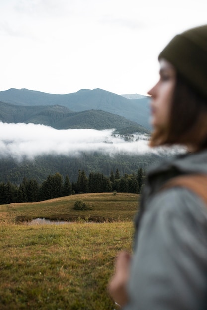 Foto grátis mulher explorando belas paisagens rurais