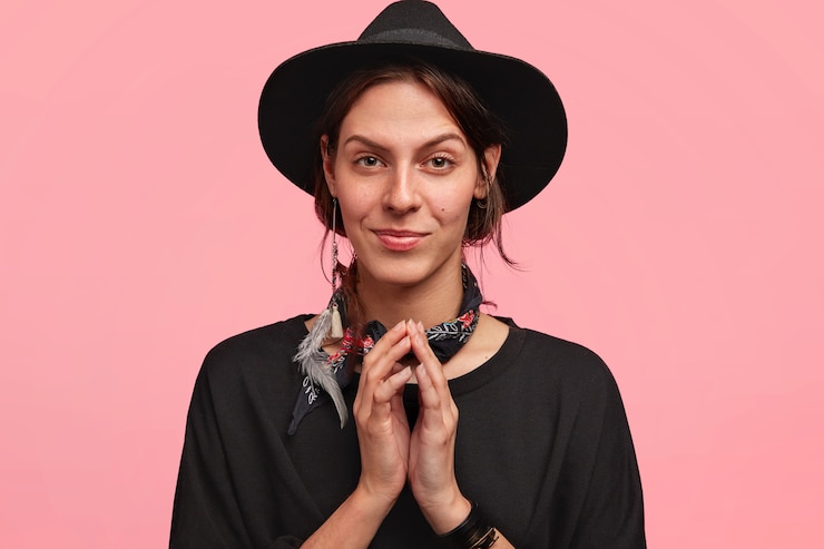 Foto grátis mulher expressiva vestindo roupas pretas