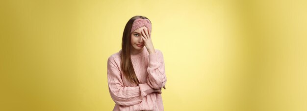 Mulher facepalming cobrindo rosto irritado incomodado e irritado sorrindo maliciosamente olhando com consternação chateado