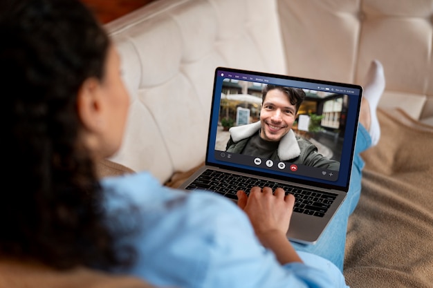 Mulher falando com seu amante de longa distância