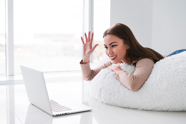 Foto grátis mulher falando com seus amigos online