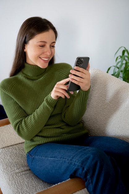 Mulher falando em seu smartphone usando o recurso viva-voz