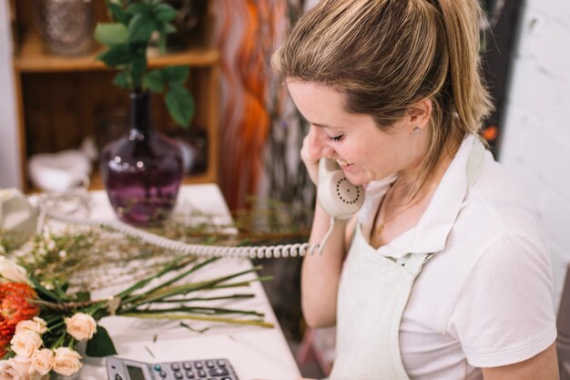 mulher, falando, telefone, floral, loja