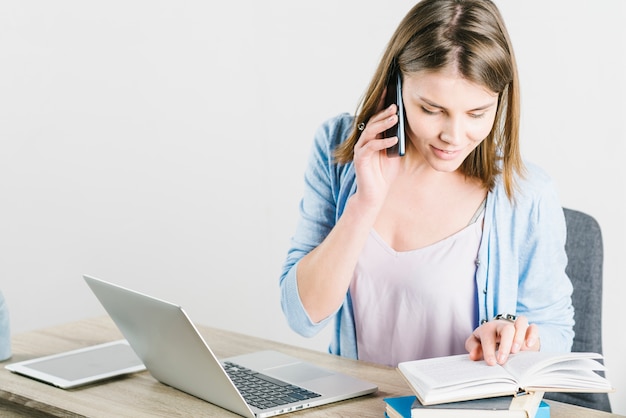 Foto grátis mulher, falando, telefone, verificar, caderno