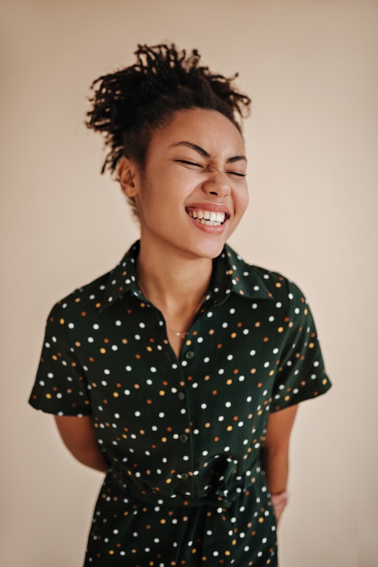 Foto grátis mulher fascinante em traje verde fazendo caretas engraçadas