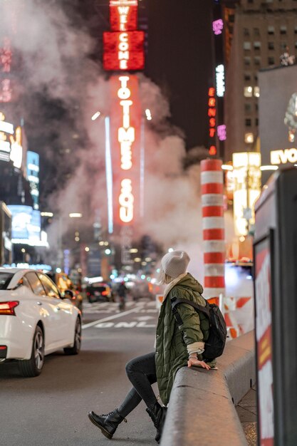 Mulher fashion feliz animada por estar na Times Square, NYC